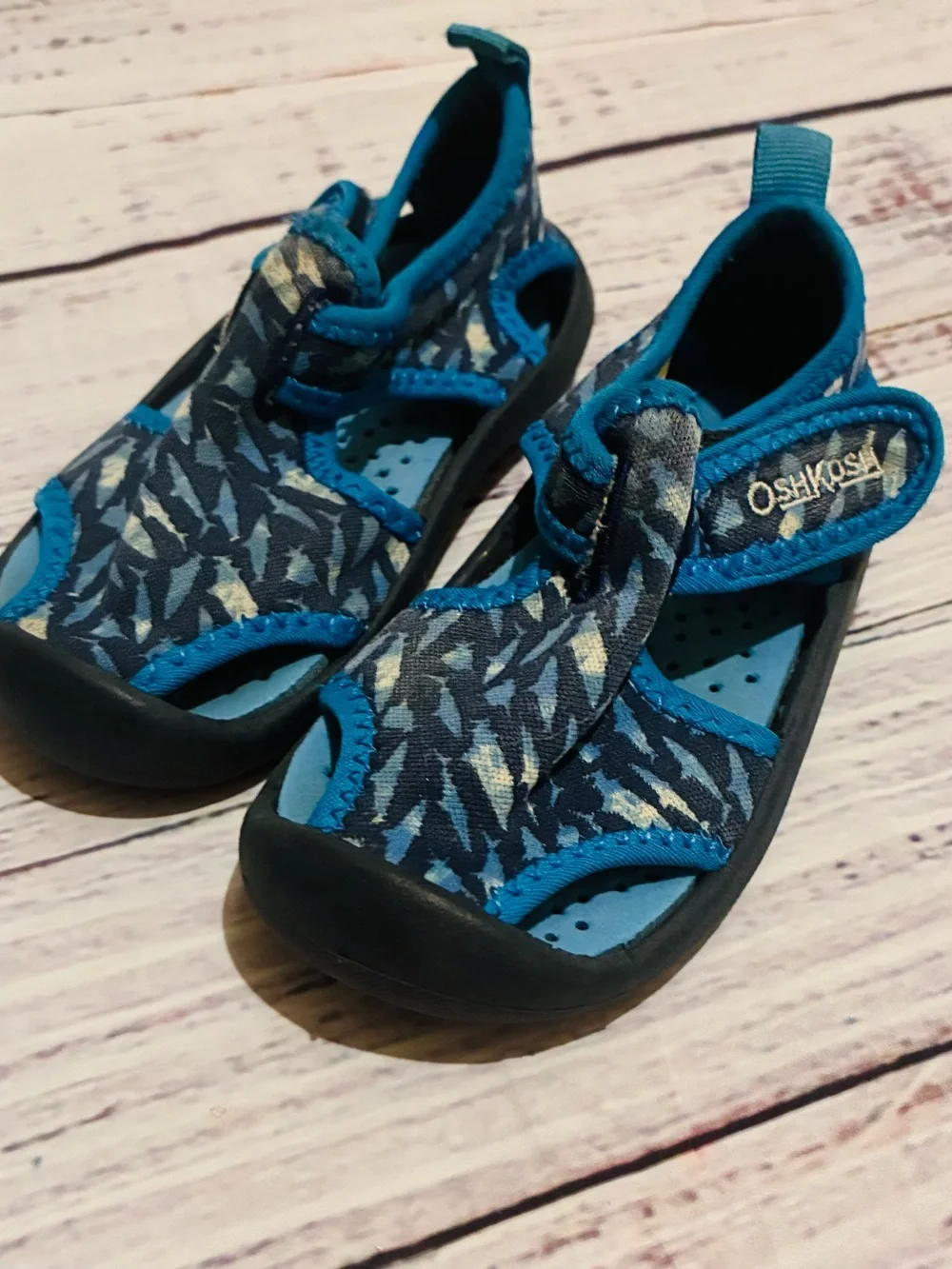 OshKosh B'gosh Blue Patterned Kids Water Shoes with Hook-and-Loop Strap